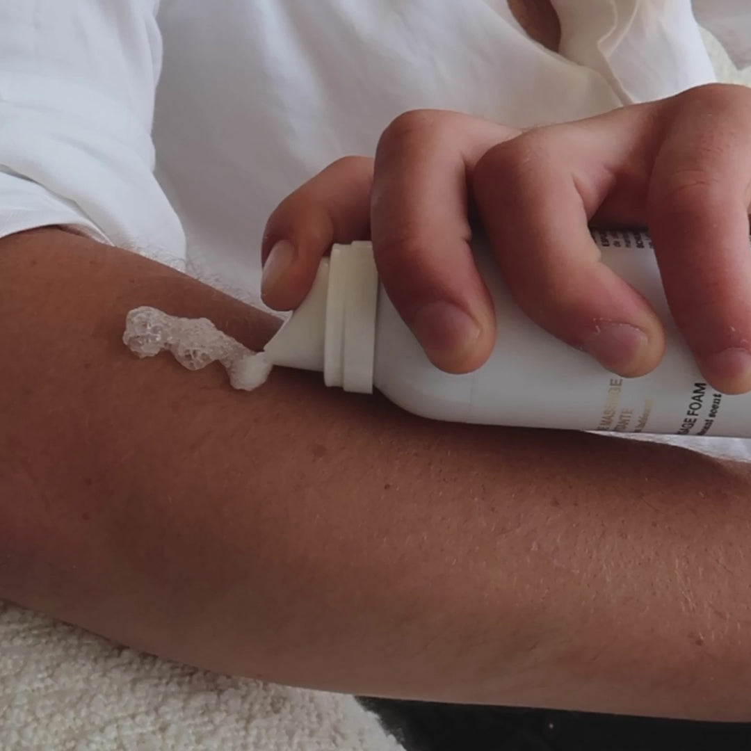 Charger la vidéo : Mousse de massage crépitante au parfum indécent